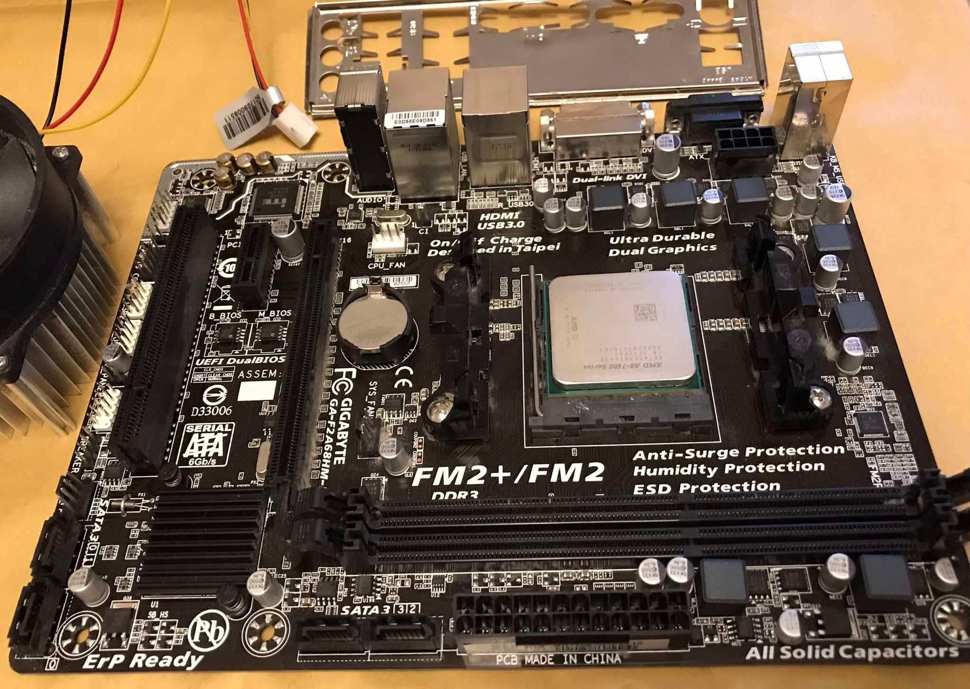 Gigabyte GA-F2A68HM-HD2 Socket, FM2b, DDR3, Motherboard + AMD a8 series a8-7600 Magretro