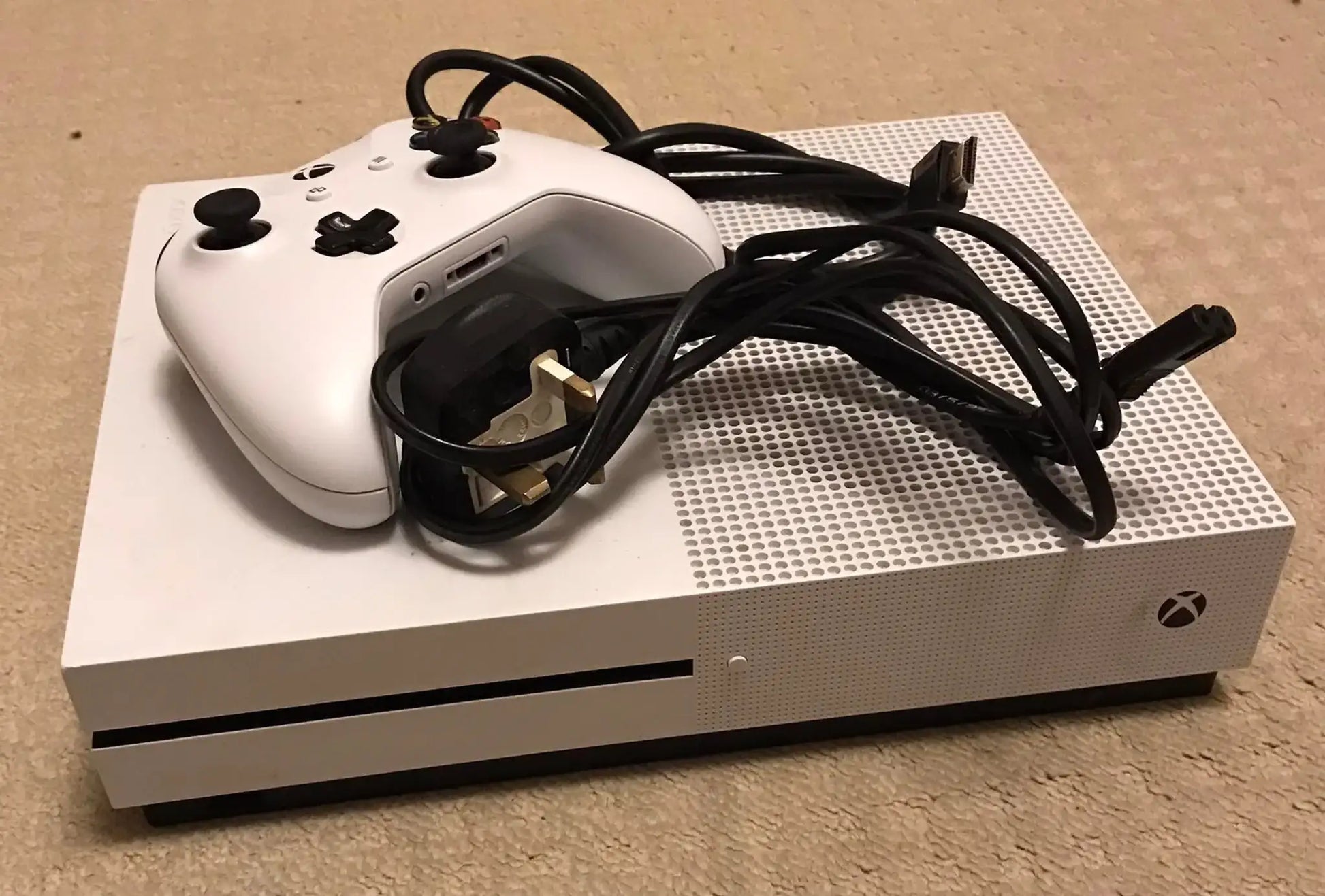 XBOX S console, leads and hand controller, No Box Magretro